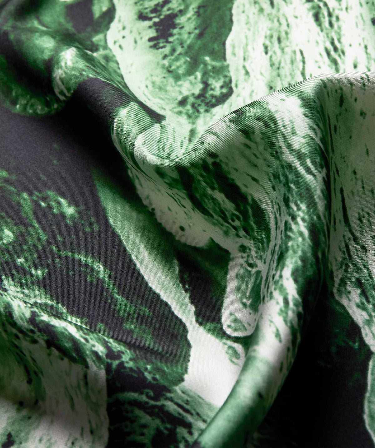 Écharpe à motif marbré vert et noir, tissu froissé en gros plan