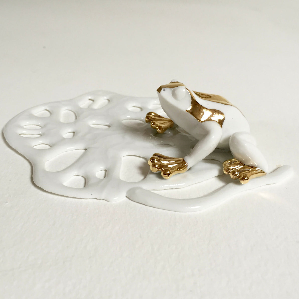 Décor de table lotus blanc et grenouille dorée, détail en relief