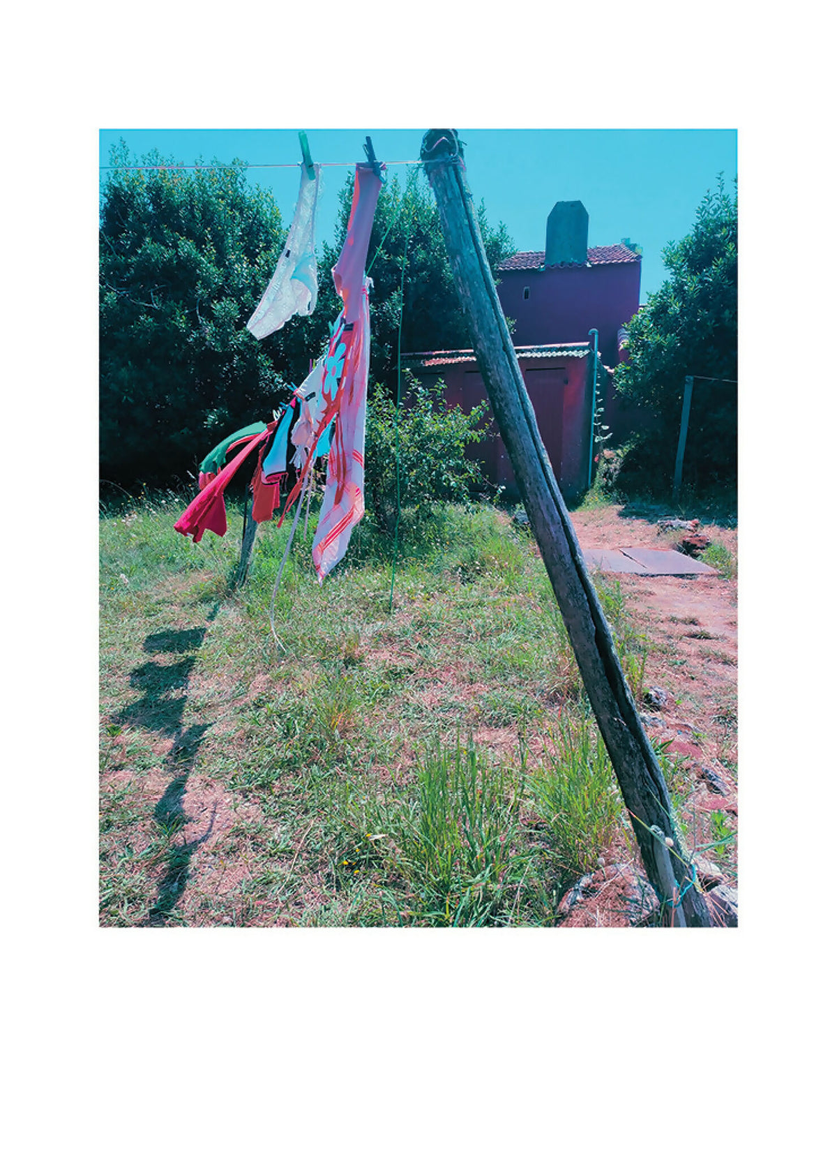 Photo du fil à linge extérieur avec vêtements suspendus sur une corde