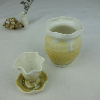 Vase en céramique jaune pâle et petite coupelle en forme de pétales, bord blanc