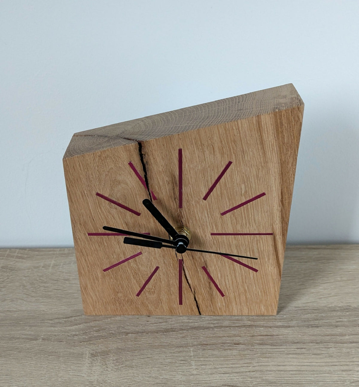 Horloge de bureau en chêne clair, cadran bordeaux, aiguilles noires et axe doré