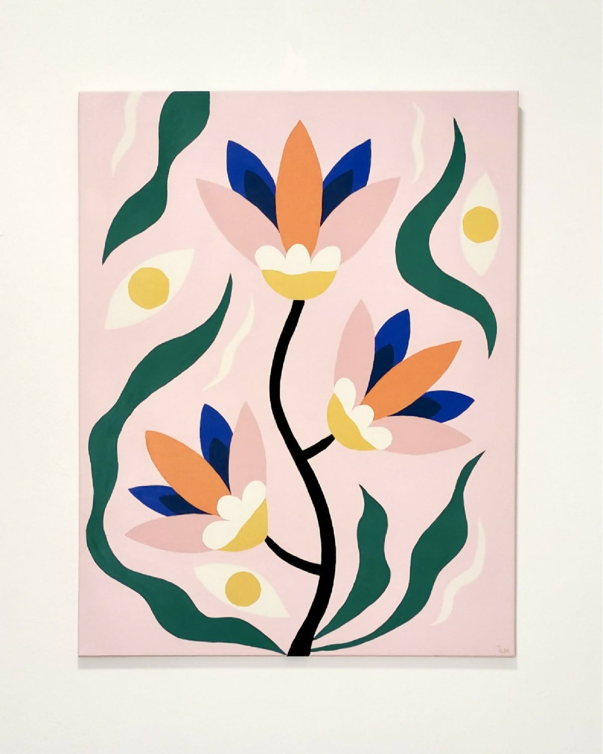 Peinture acrylique sur toile carrée : fleurs stylisées orange, bleues et vertes, fond rose