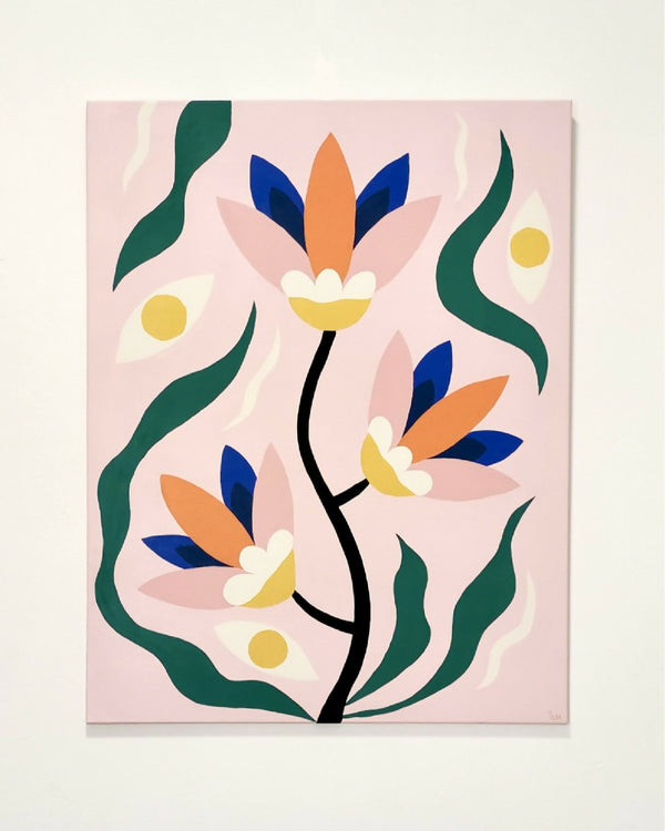 Peinture acrylique sur toile carrée : fleurs stylisées orange, bleues et vertes, fond rose