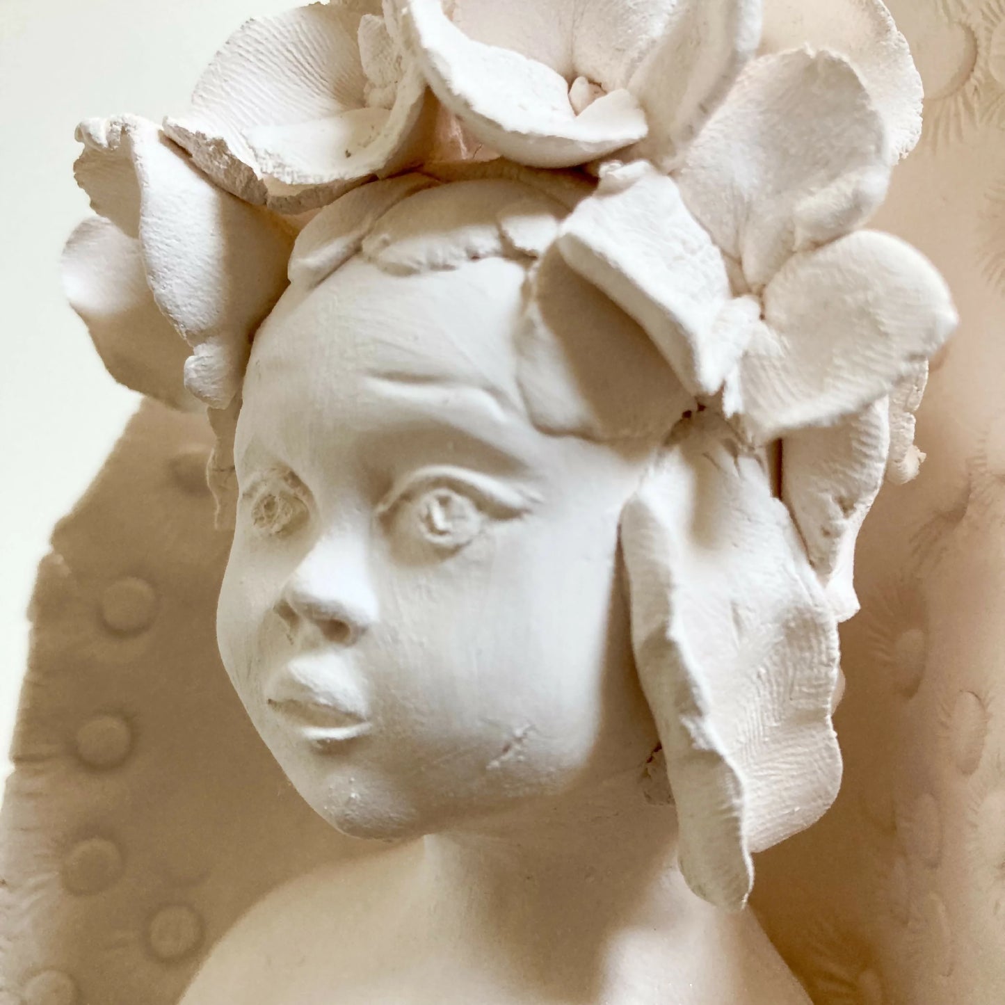 Sculpture Enfant aux fleurs