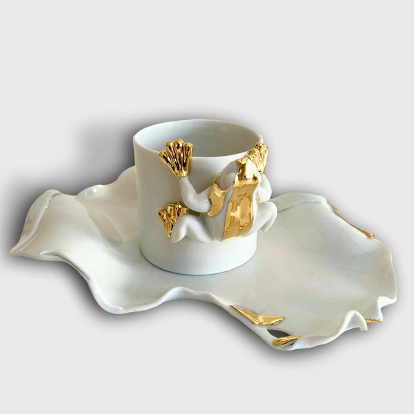 Service tasse et soucoupe en porcelaine blanche, grenouille dorée en relief