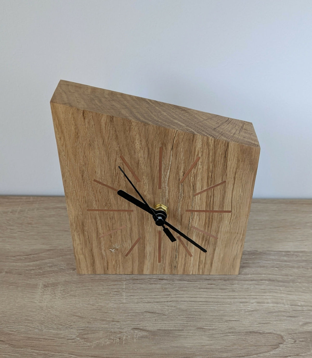 Horloge de bureau en chêne massif avec marqueterie de paille, aiguilles noires et repères