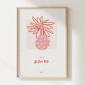 Affiche encadrée bois clair, fleur rouge et fruit rose, texte « MA BOMBE ».
