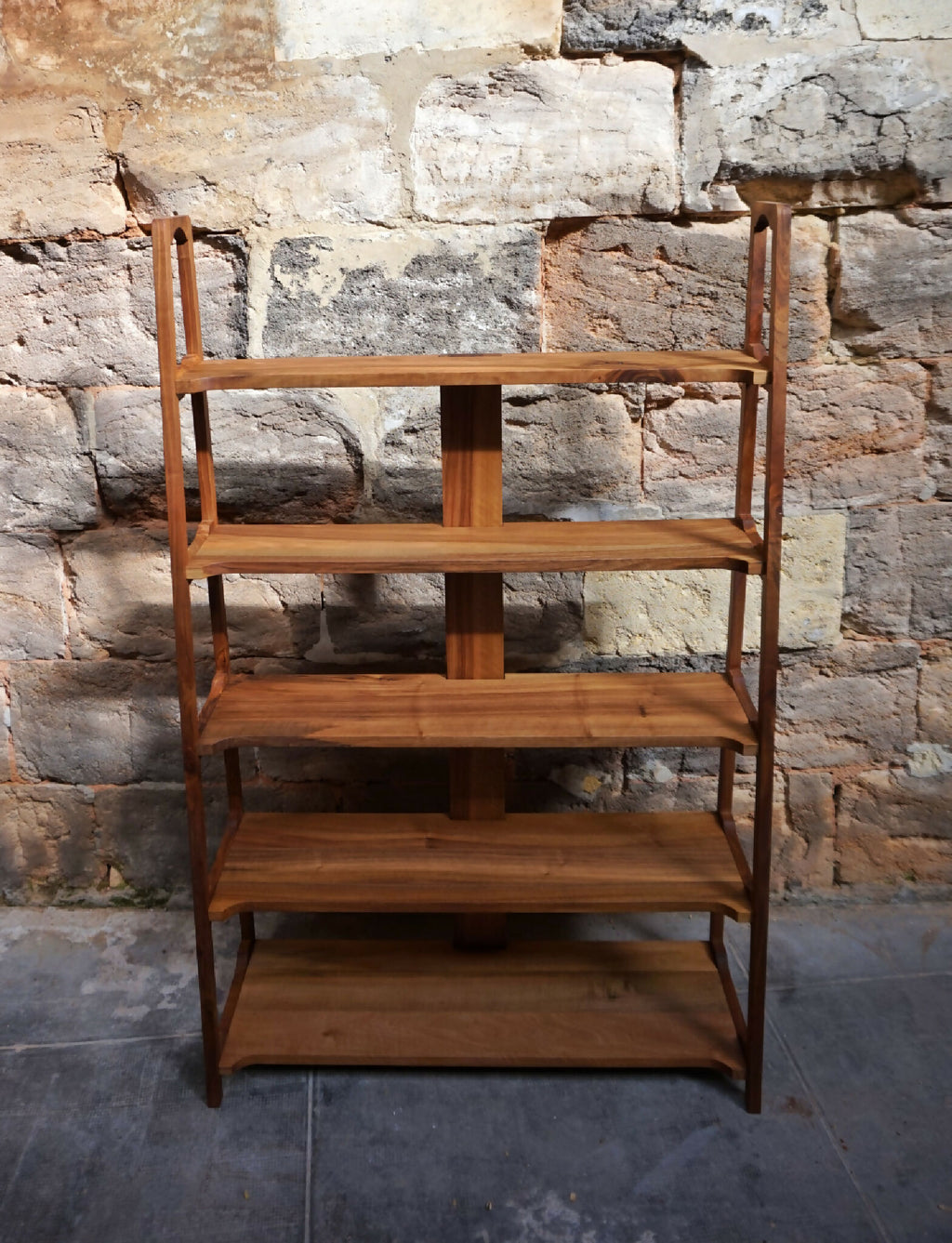 Bibliothèque en bois à 4 étagères ouvertes, structure robuste avec montants