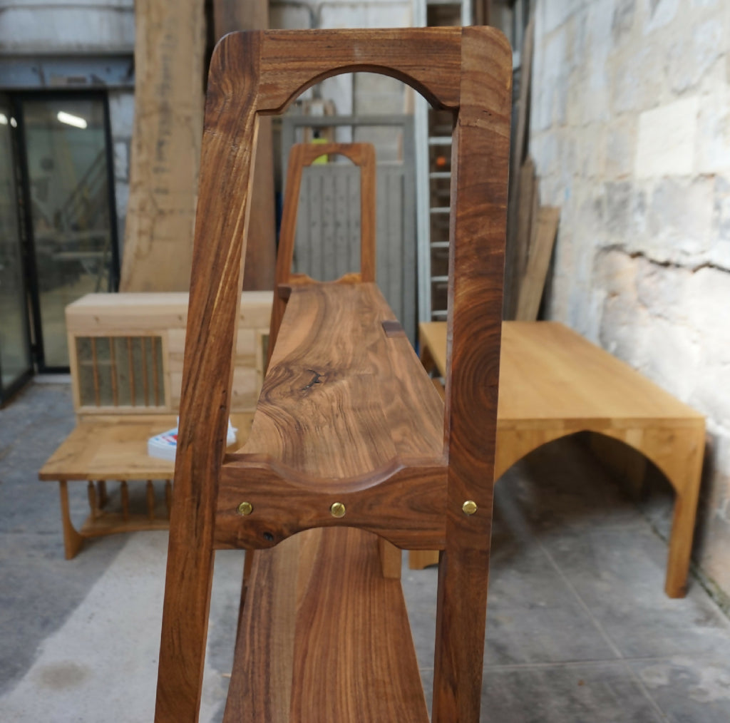 Bibliothèque en bois avec dossier ajouré et 4 étagères, finition huilée