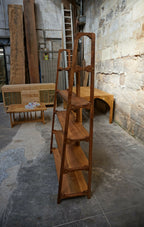 Bibliothèque en bois à montants hauts et étagères ouvertes, vue d’ensemble