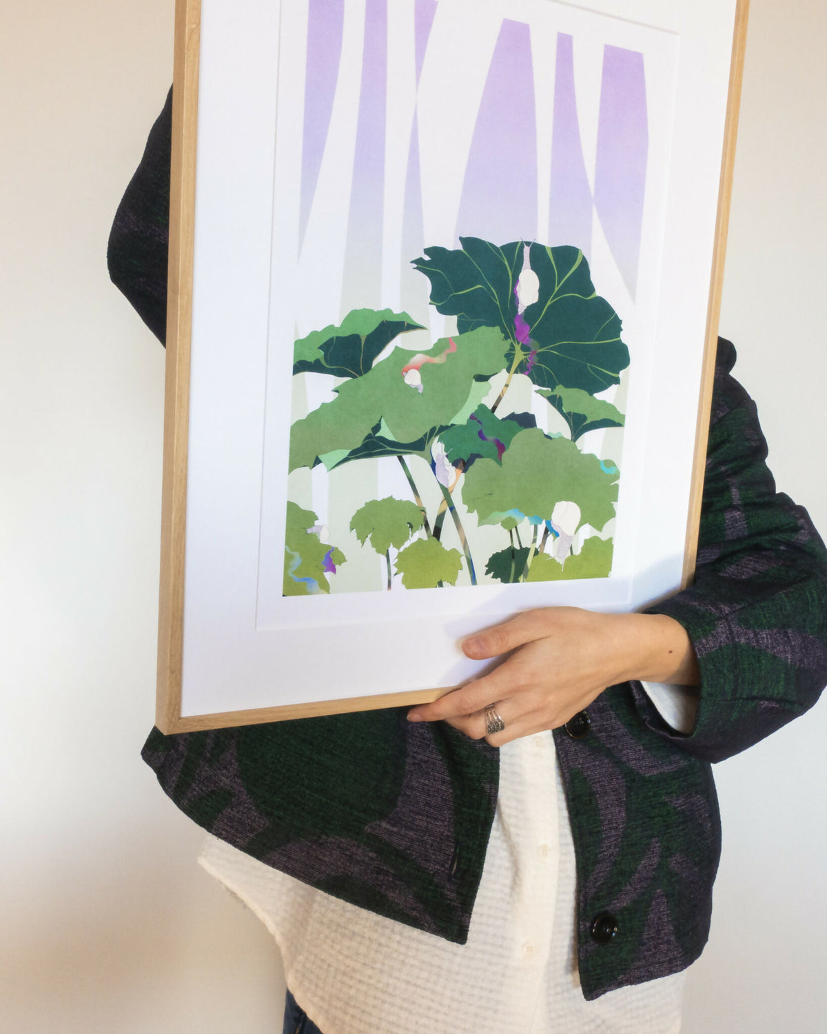 Affiche botanique tenue : feuilles vertes, fleurs blanches et rideaux mauves.