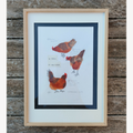Affiche encadrée avec illustration de poules rouge et grise, vue complète