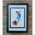 Affiche encadrée avec illustration aquarelle d’un personnage agenouillé, cadre bleu