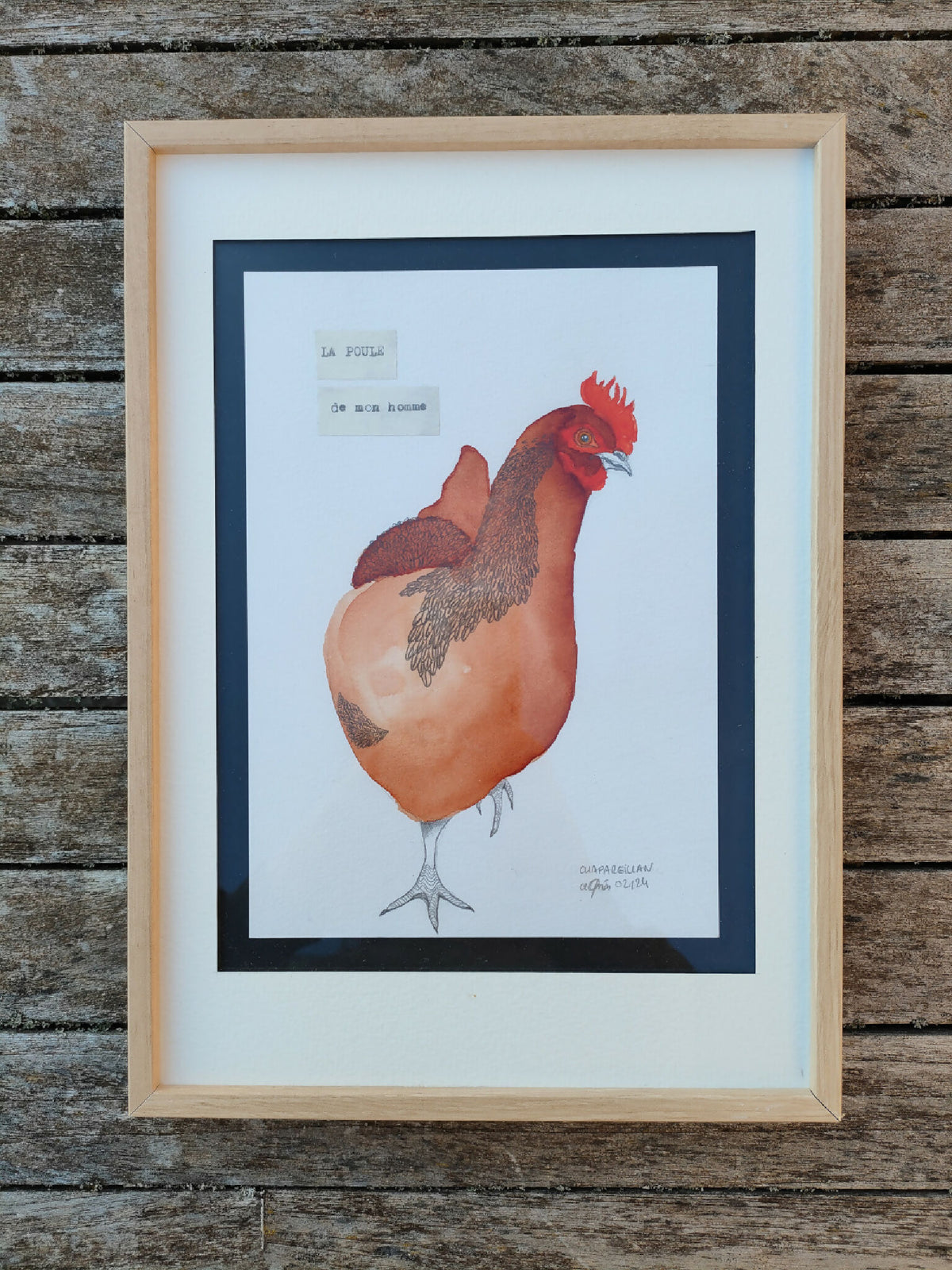 Illustration encadrée d’une poule rouge et grise, sur fond clair.