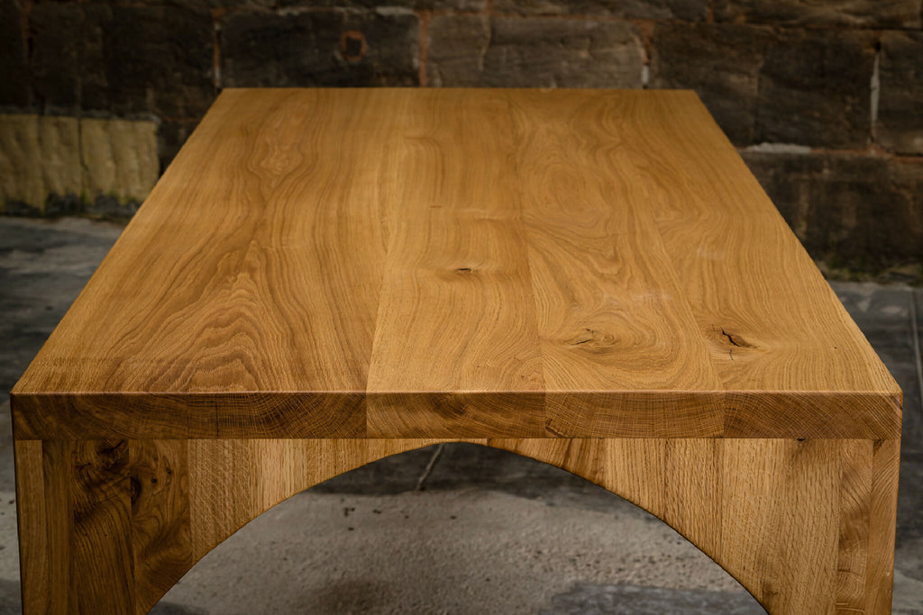 Dessus de table en bois, plateau rectangulaire et veinage marqué.