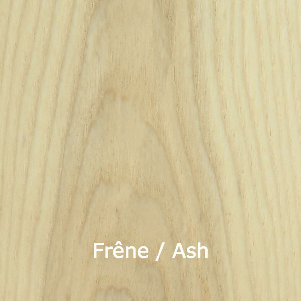Planche de bois clair au veinage fin, finition frêne