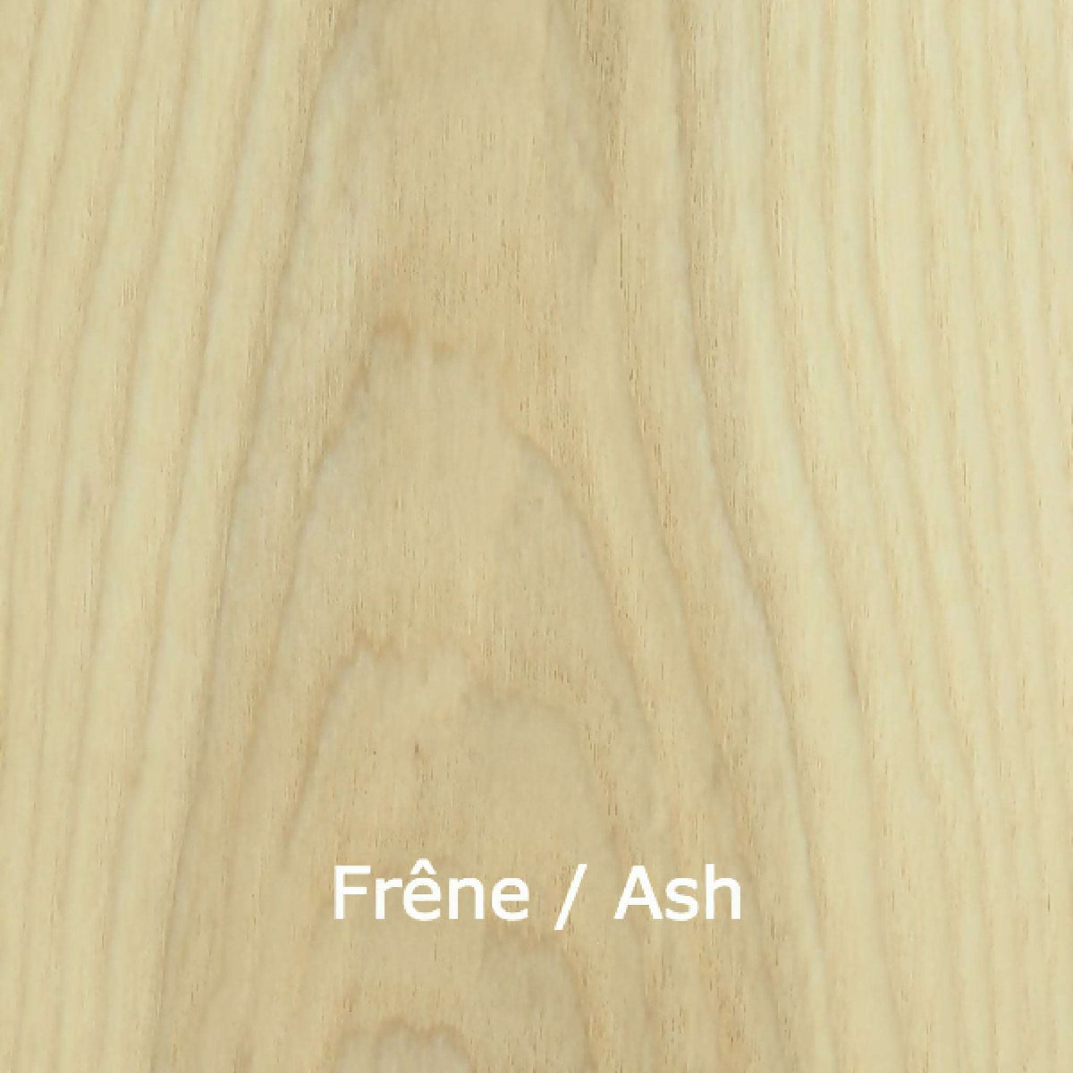 Planche de bois clair au veinage fin, finition frêne