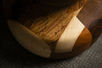Détail du piètement de table d’appoint en bois, courbe et texture du bois