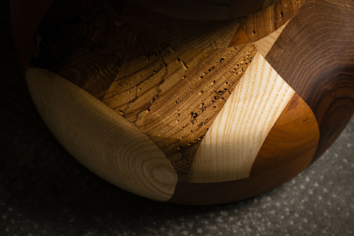 Détail du piètement de table d’appoint en bois, courbe et texture du bois
