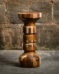 Table d’appoint en bois sculpté, forme cylindrique avec motifs en blocs