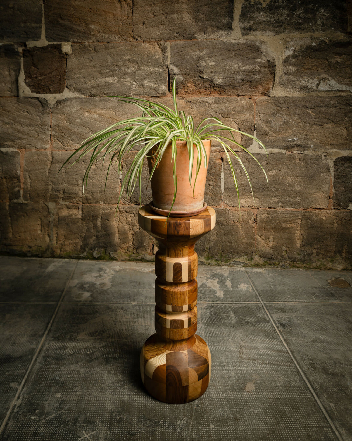 Table d’appoint en bois sculpté avec jardinière posée sur le dessus rond