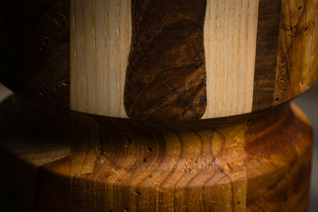 Détail du piètement de table d’appoint en bois sculpté, veines et contrastes