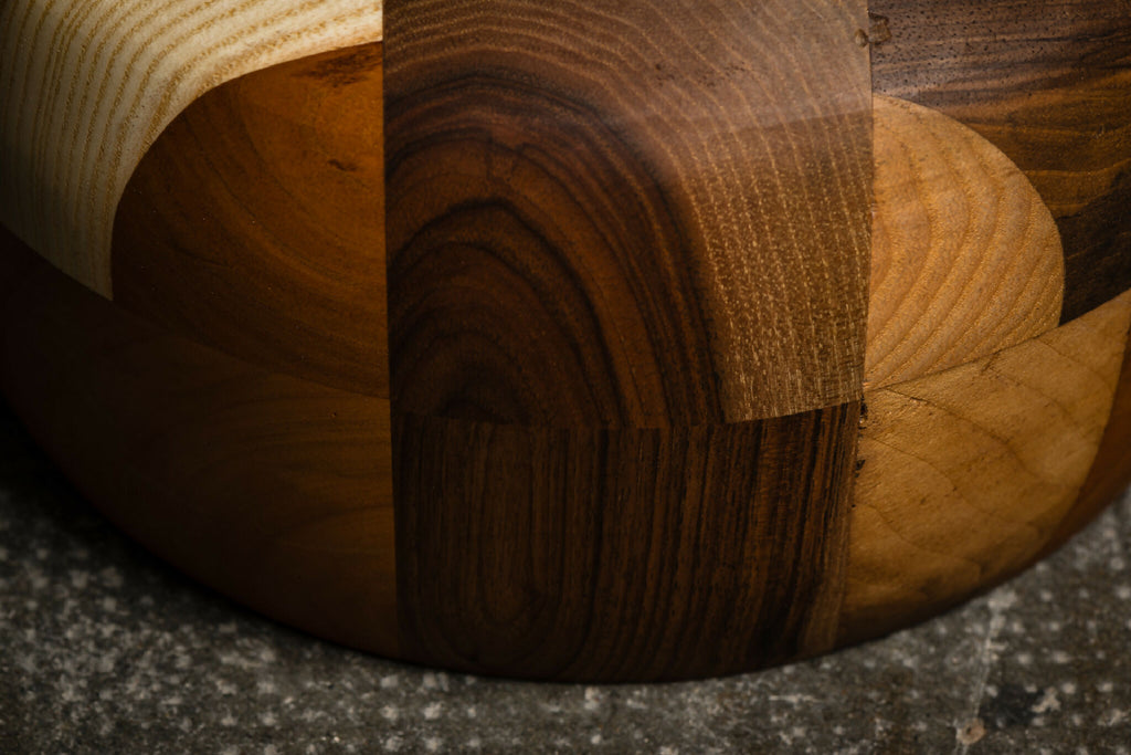 Détail de la table d’appoint en bois, courbe du piètement et raccords