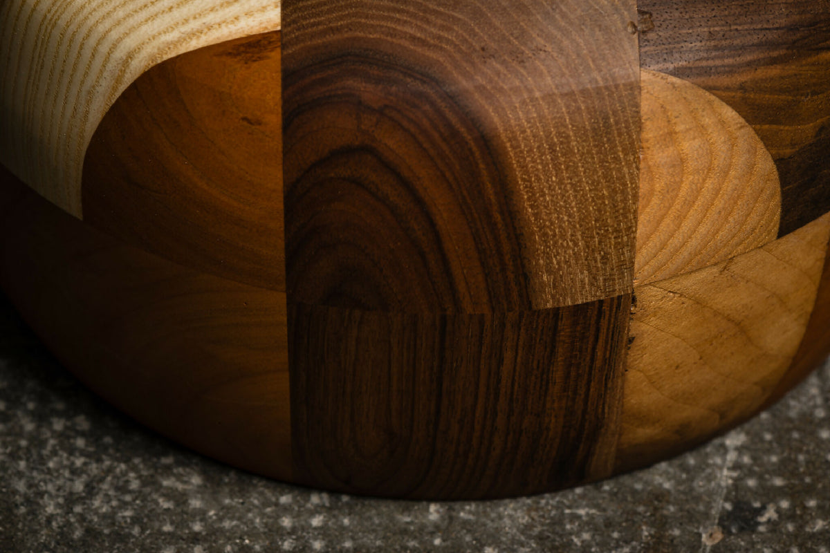 Détail de la table d’appoint en bois, courbe du piètement et raccords