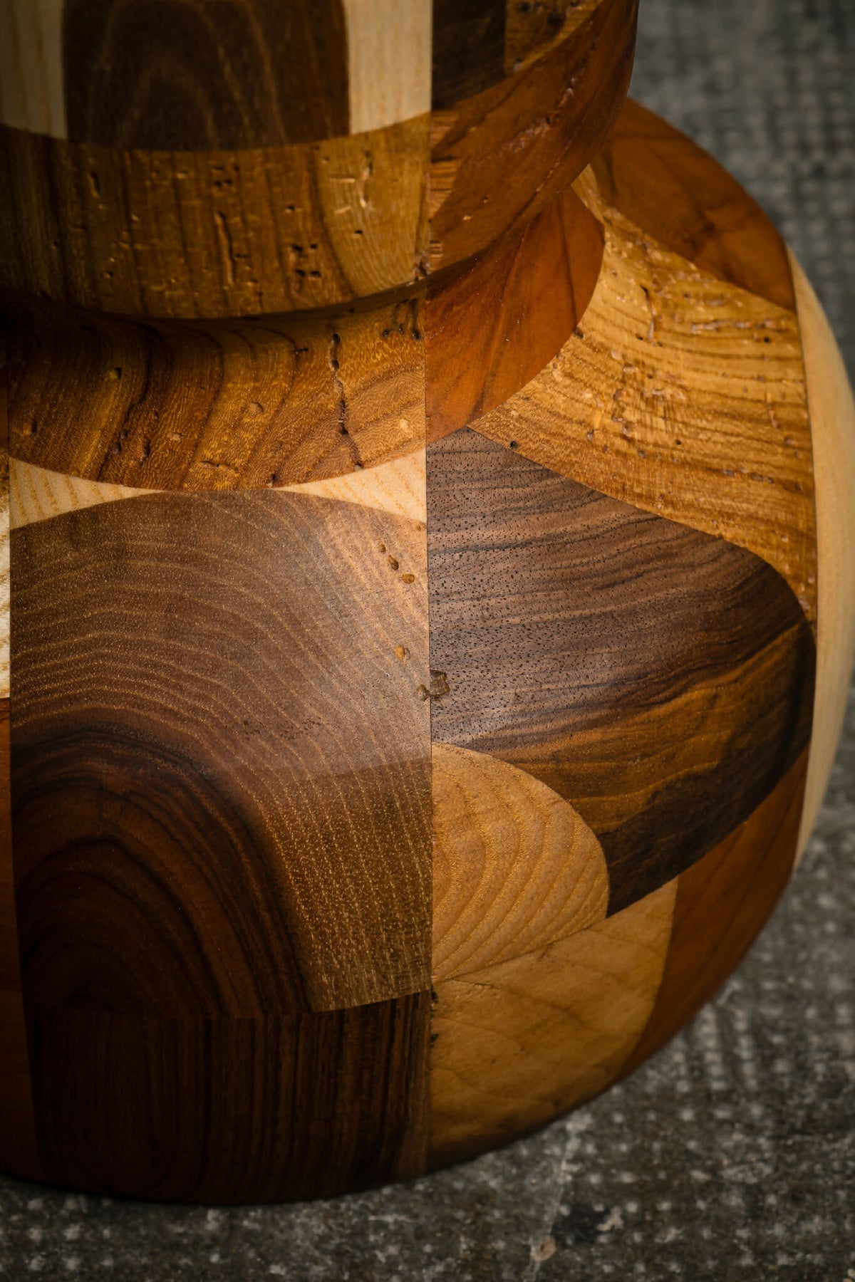 Détail du piètement de table d’appoint en bois, assemblages géométriques