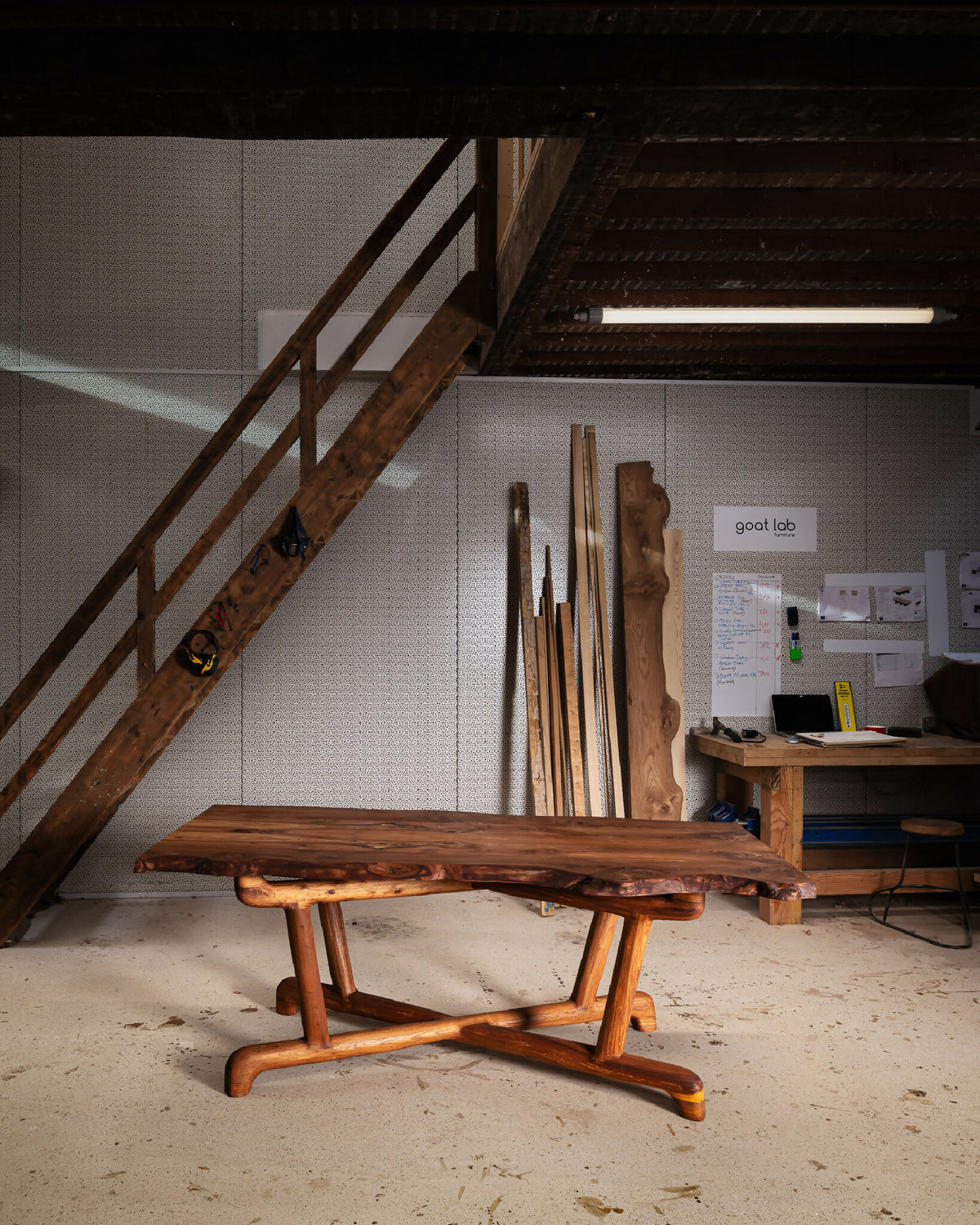 Table en bois massif, vue d’ensemble du piètement et de l’assemblage sous le plateau.