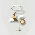Mobile de naissance : lune dorée, nuages blancs et étoile dorée suspendus.