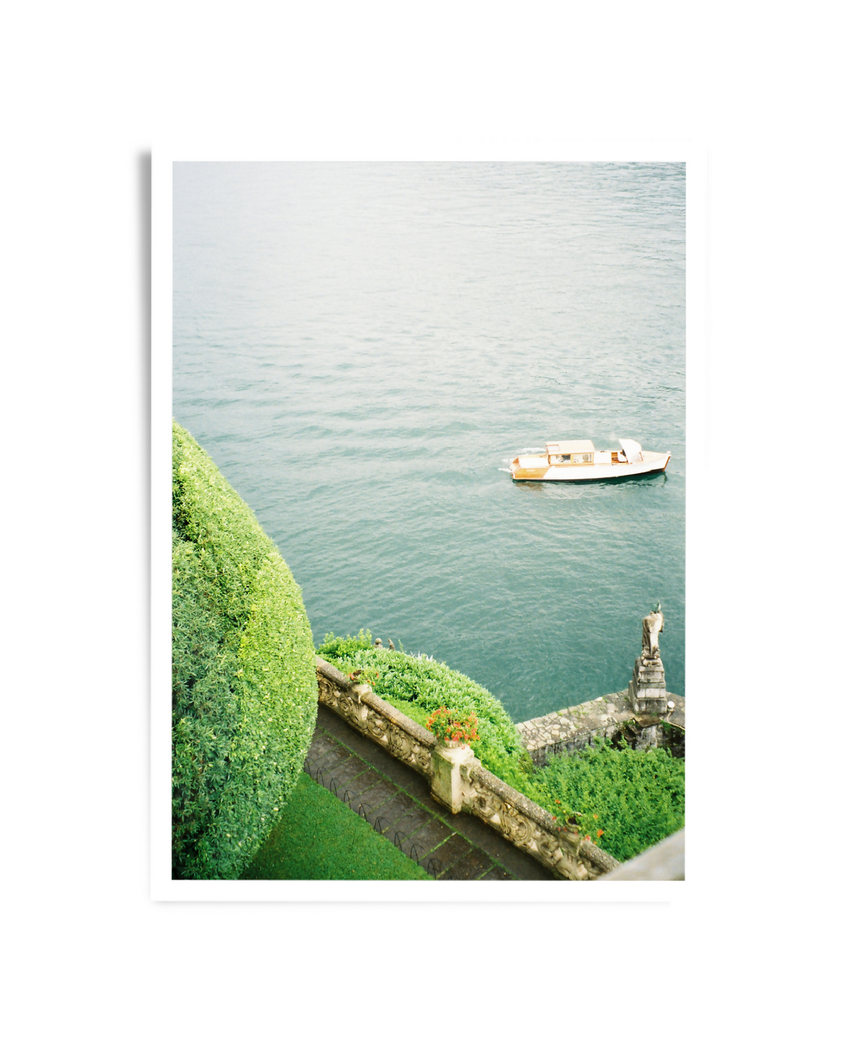 Affiche encadrée du Lac de Côme avec eau bleu-vert, bateau et verdure en terrasses