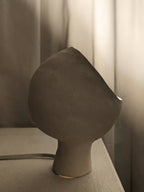 Lampe années 60 en céramique beige, vue à trois-quarts avec câble raccordé