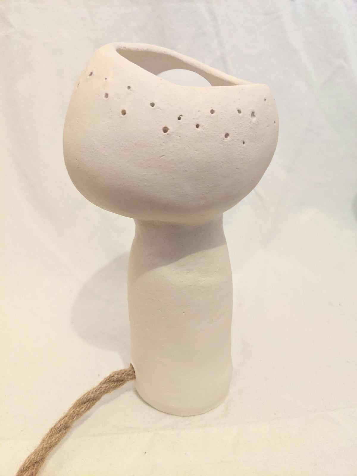 Lampe à poser en céramique en forme de champignon, blanc cassé, perforations décoratives.
