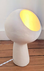 Lampe à poser design blanche, abat-jour rond, lumière chaude intégrée sur le dessus