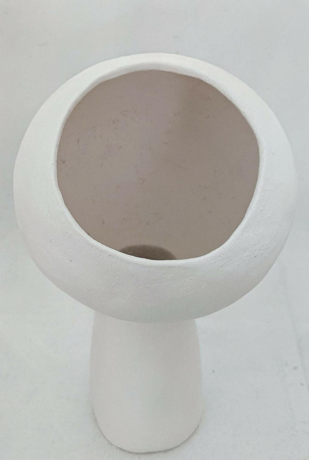 Lampe à poser design blanche, vue de dessus avec ouverture circulaire