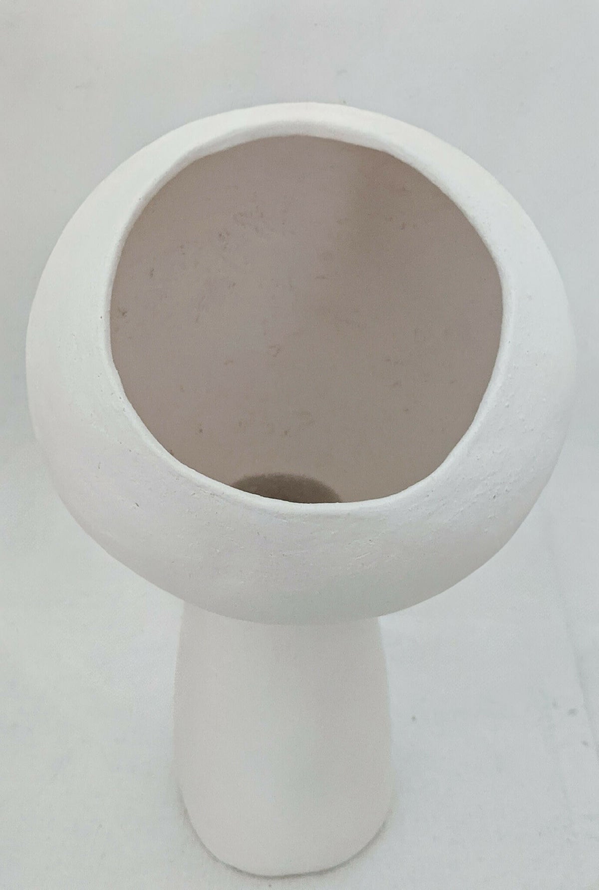 Lampe à poser design blanche, vue de dessus avec ouverture circulaire