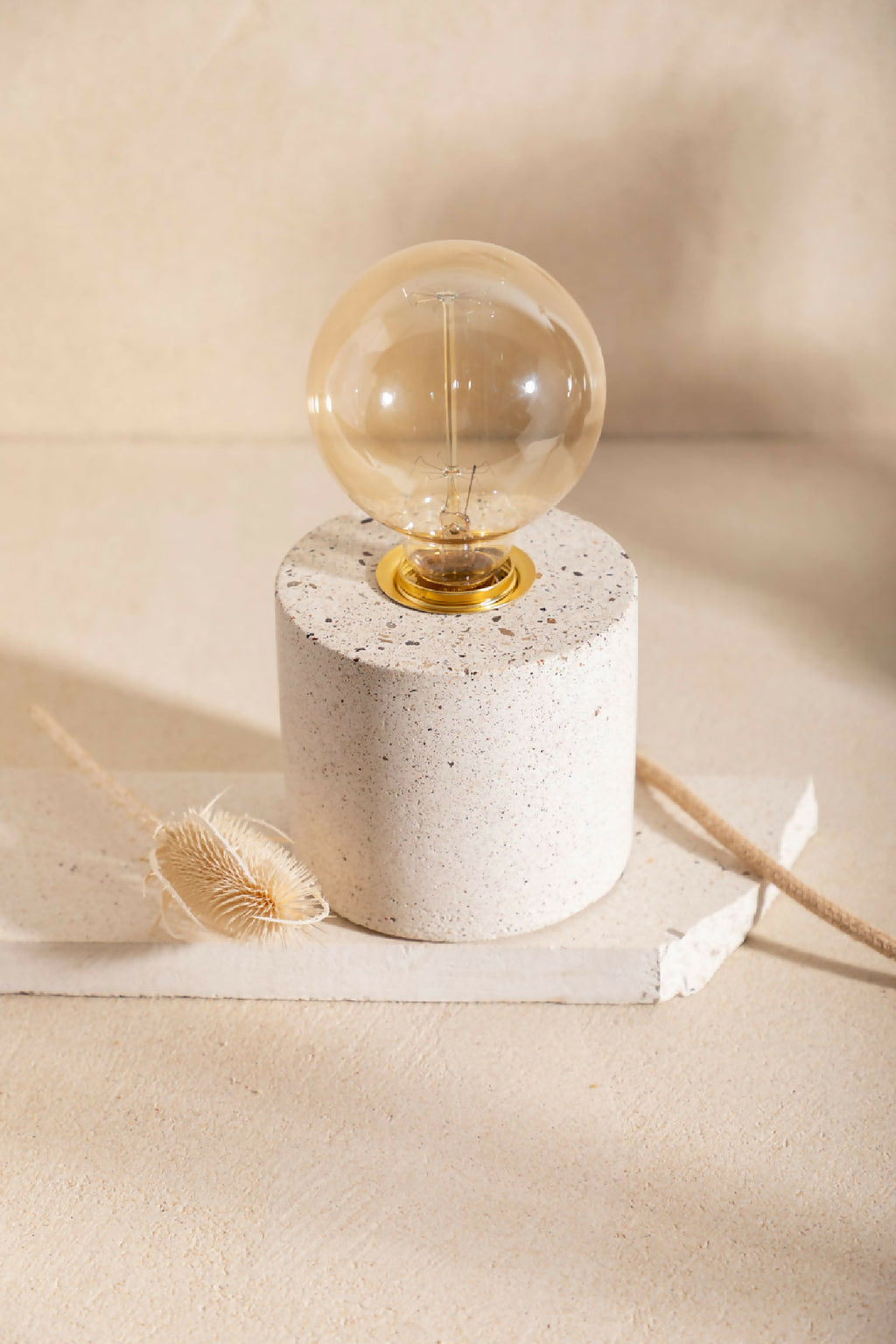 Lampe à poser à ampoule globe claire, base cylindrique blanche à paillettes, finition laiton