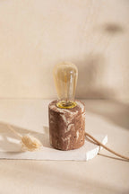 Lampe à poser LUNA à base cylindrique brunâtre texturée et ampoule en verre transparent