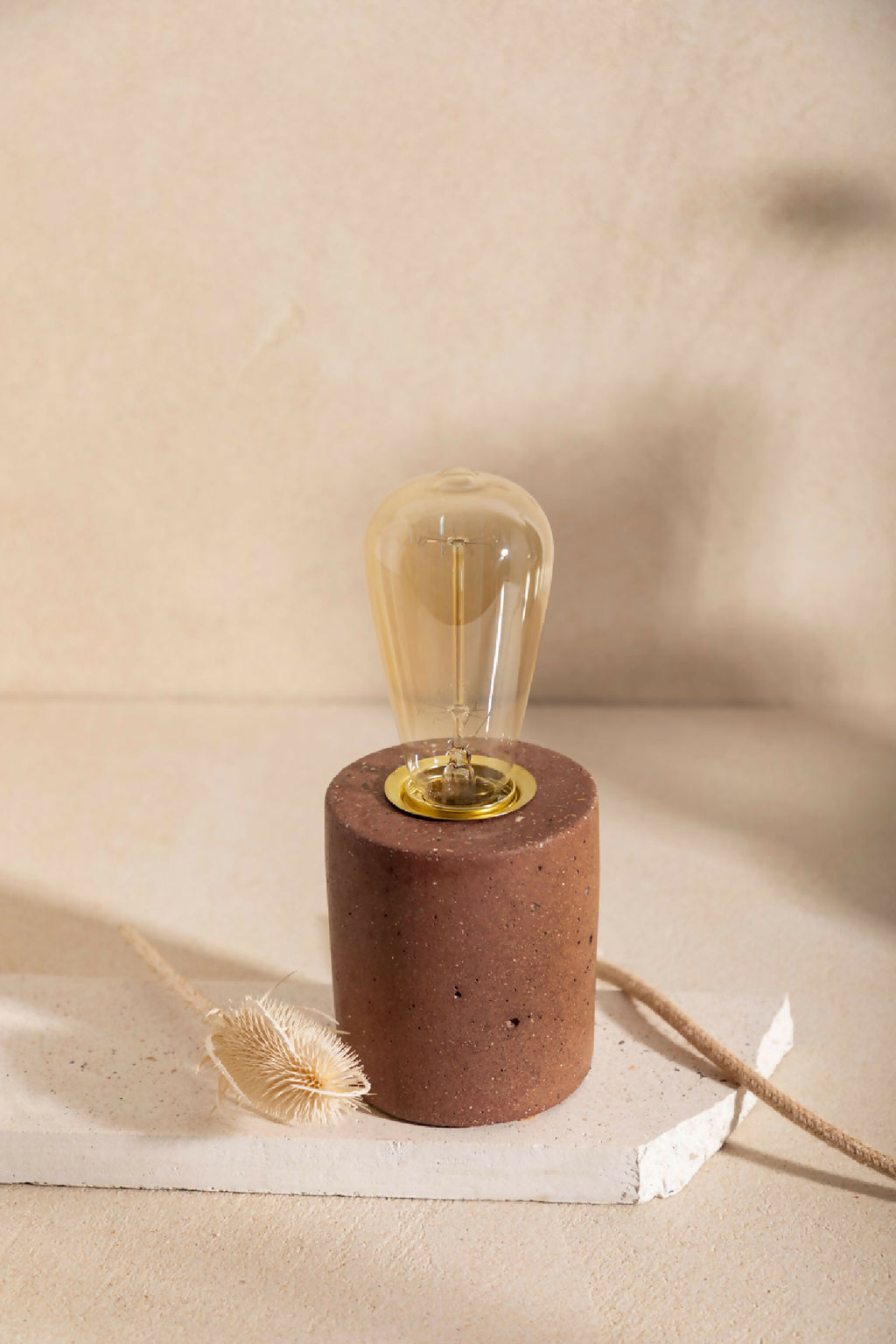 Lampe à poser LUNA avec base cylindrique brunâtre texturée et ampoule en verre transparent