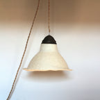 Lampe baladeuse BOHEME suspendue, abat-jour conique beige et coiffe noire