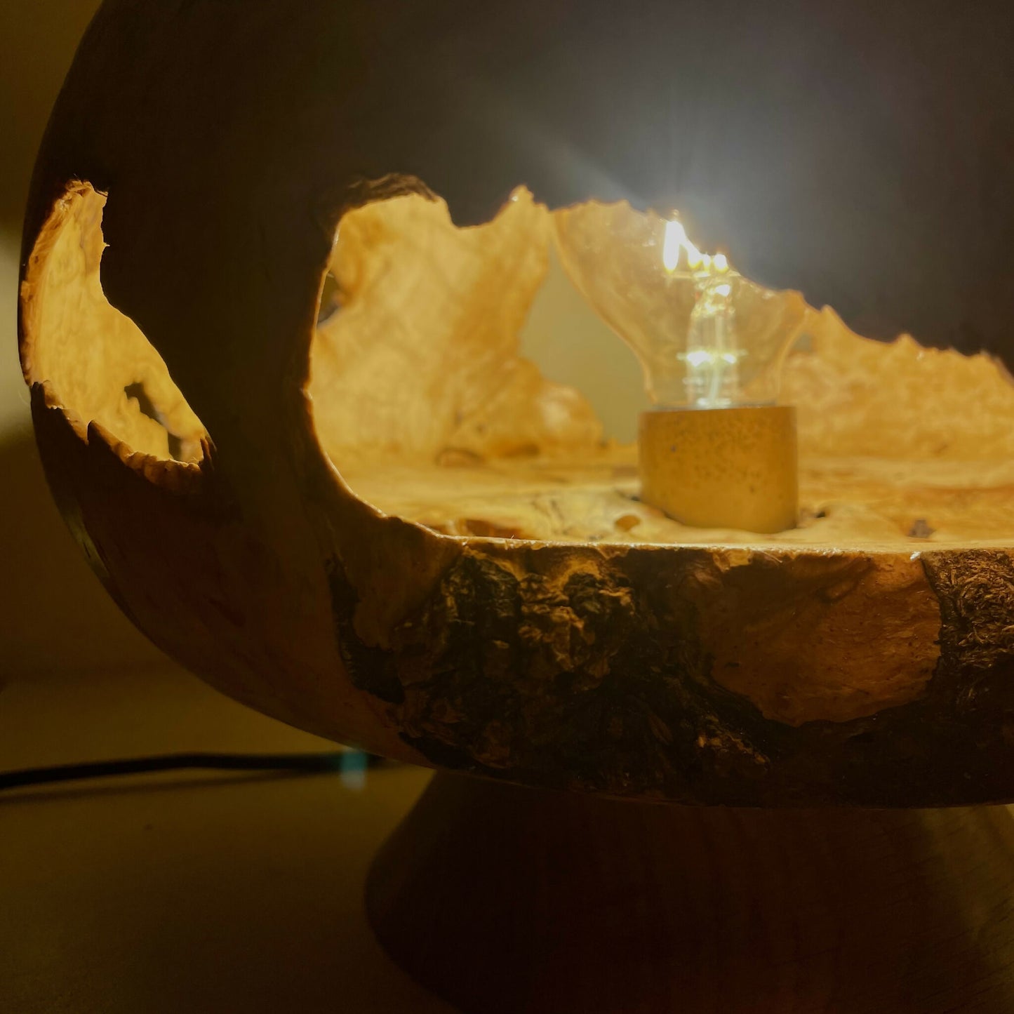 lampe-bois-artisanat-francais-unique-