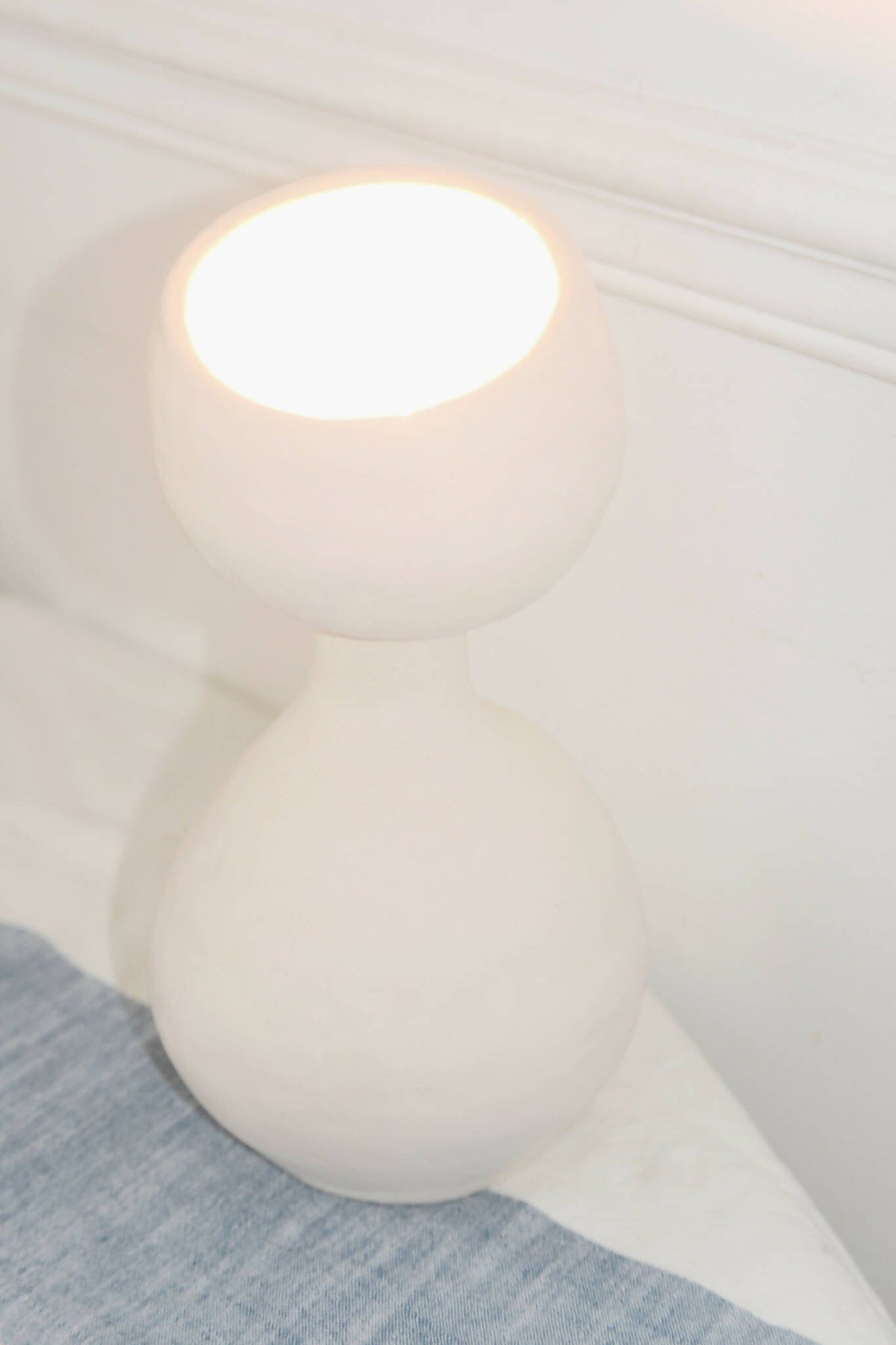 Lampe design blanche à deux globes empilés, lumière diffusée