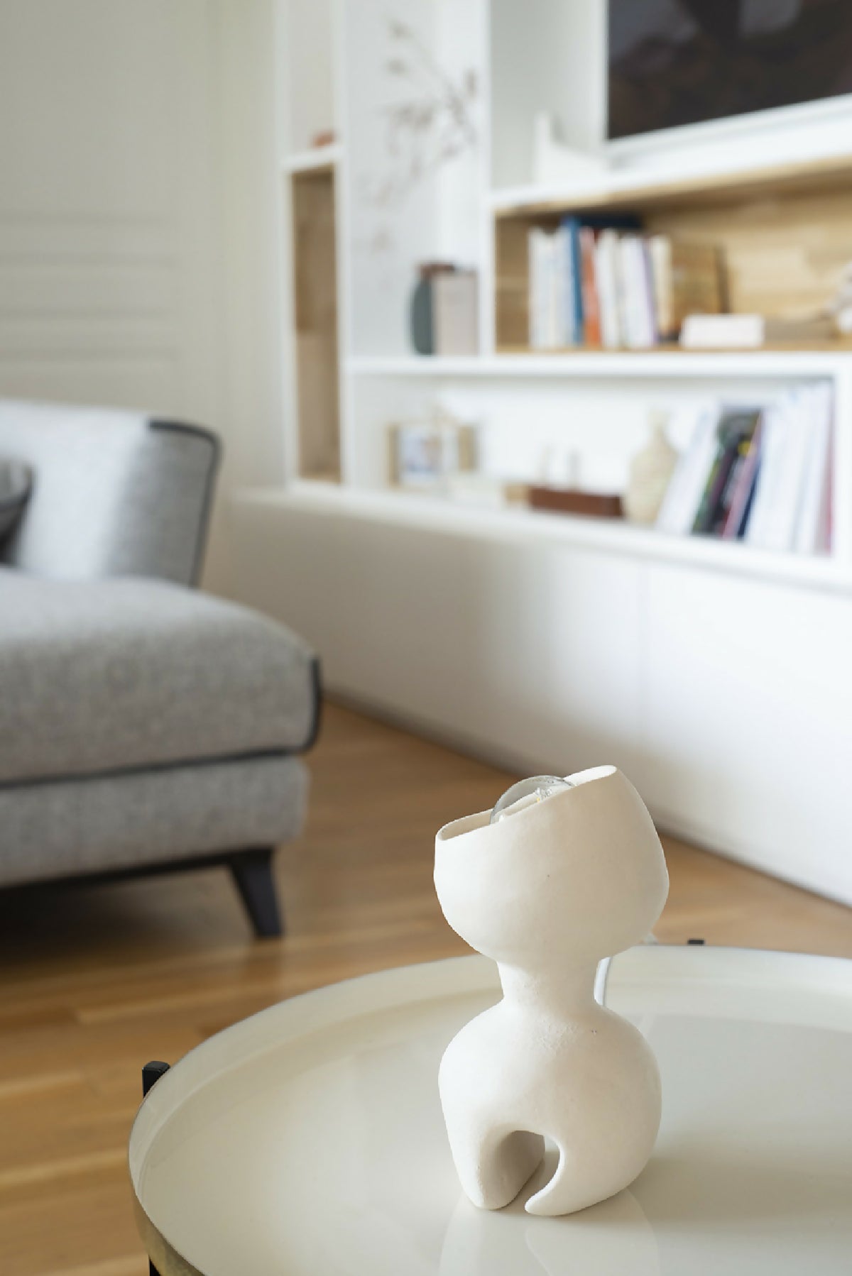 Lampe Erell blanche allumée sur une table ronde