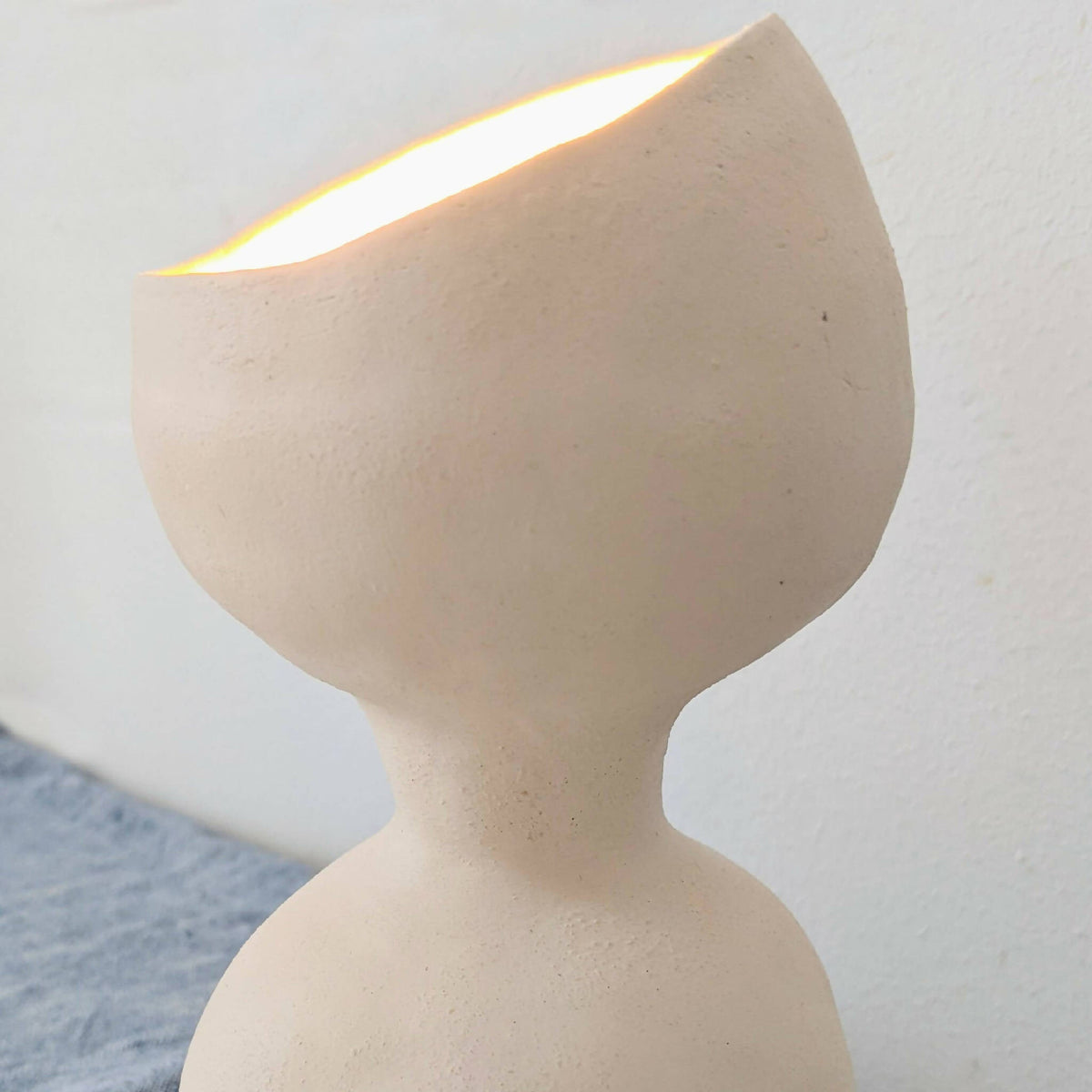 Lampe Erell blanche : abat-jour sculpté, lumière allumée