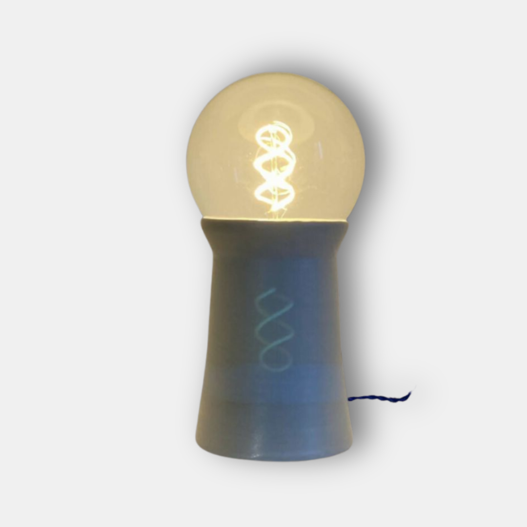 Lampe Imbuto base bleu foncé, ampoule sphérique jaune et filament spirale
