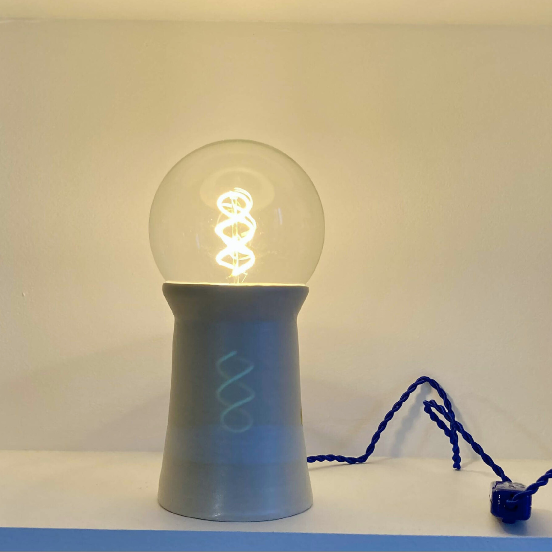 Lampe Imbuto à base bleue, ampoule sphérique et filament spirale, câble bleu