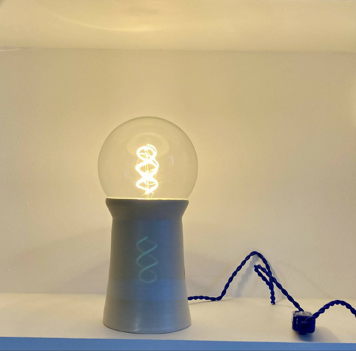 Lampe Imbuto base bleue, ampoule sphérique et filament spirale, câble bleu et prise