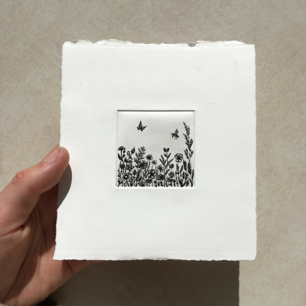 Tableau fleuri à cadre blanc, illustration noire de fleurs et papillons