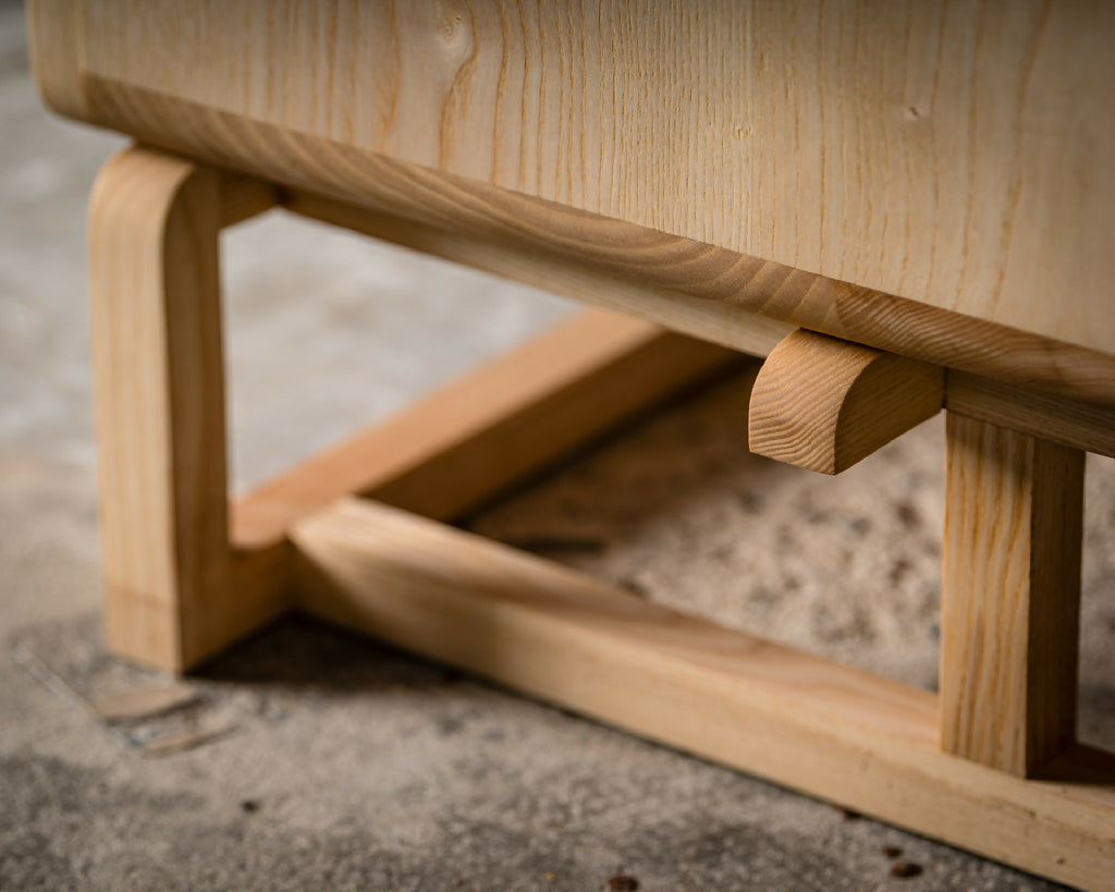 Buffet : pieds et traverse en bois, dessous ajouré et base stable